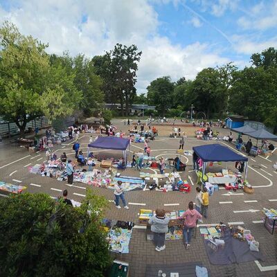 Bild vergr&ouml;&szlig;ern: Flohmarkt auf dem Schulhof