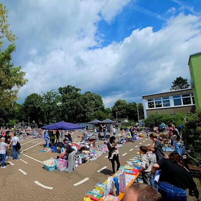 Bild vergr&ouml;&szlig;ern: Flohmarkt auf dem Schulhof