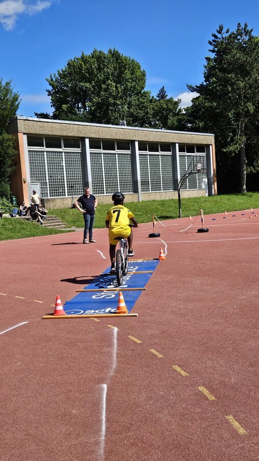 Kind konzentriert sich beim Radfahren