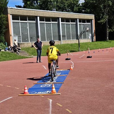 Bild vergr&ouml;&szlig;ern: Kind konzentriert sich beim Radfahren