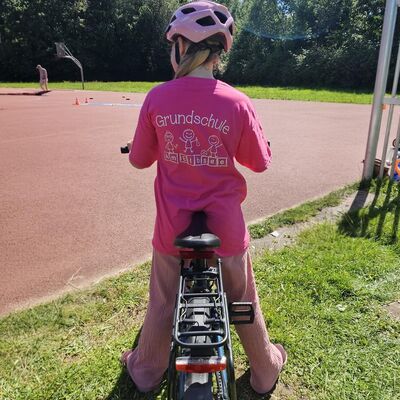 Bild vergr&ouml;&szlig;ern: Kind mit Fahrrad