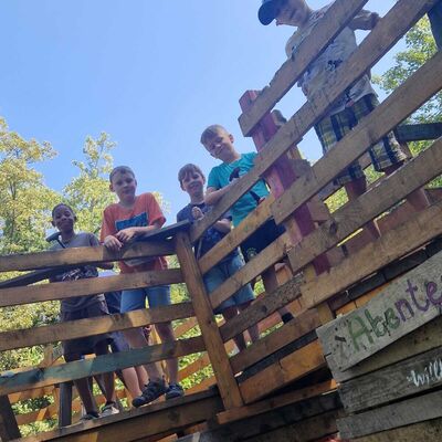 Bild vergr&ouml;&szlig;ern: Kinder auf dem Spielplatz