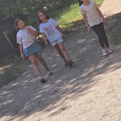 Bild vergr&ouml;&szlig;ern: Kinder auf dem Spielplatz