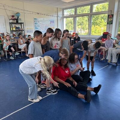 Bild vergr&ouml;&szlig;ern: Busschule im Klassenraum