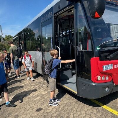 Bild vergr&ouml;&szlig;ern: Kinder beim Einsteigen in den Bus