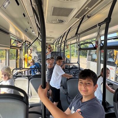 Bild vergr&ouml;&szlig;ern: Kinder im Bus