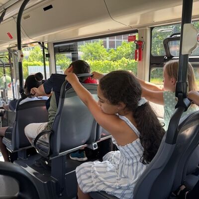 Bild vergr&ouml;&szlig;ern: Kinder im Bus