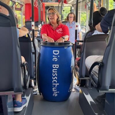Bild vergr&ouml;&szlig;ern: Kinder im Bus