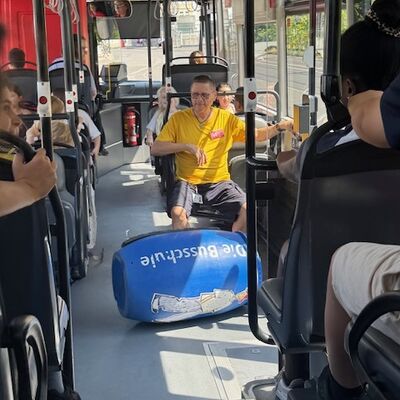 Bild vergr&ouml;&szlig;ern: Kinder im Bus