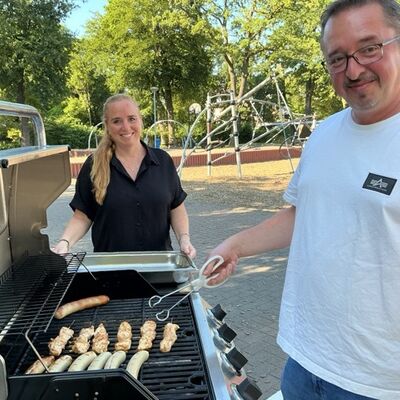 Bild vergr&ouml;&szlig;ern: Team am Grill
