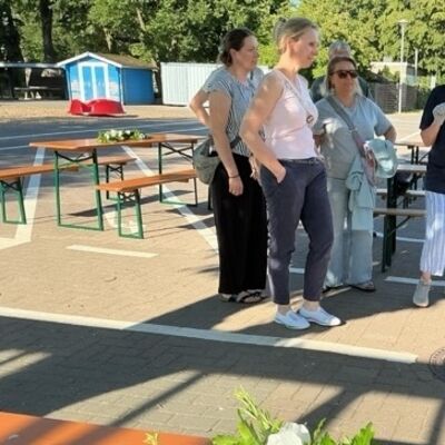 Bild vergr&ouml;&szlig;ern: eingeladene Eltern und Team