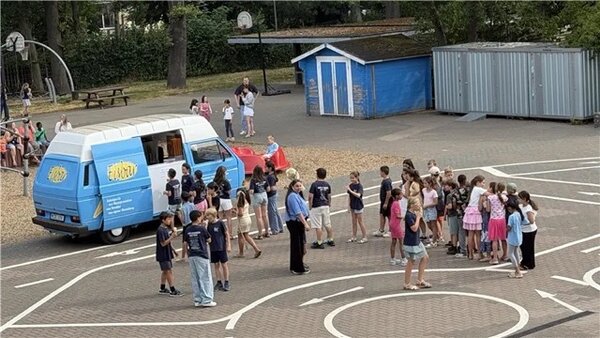 Bild vergr&ouml;&szlig;ern: Eiswagen auf Schulhof