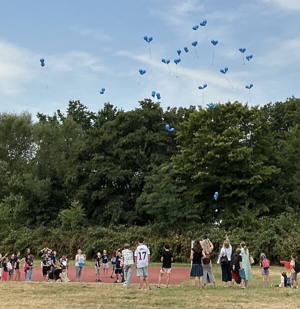 Ballons fliegen in die Luft