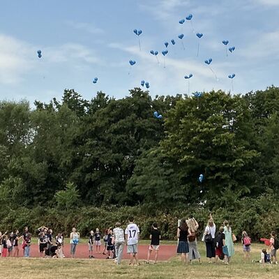 Bild vergr&ouml;&szlig;ern: Ballons fliegen in die Luft