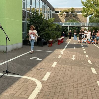 Bild vergr&ouml;&szlig;ern: Schulleitung begrüßt