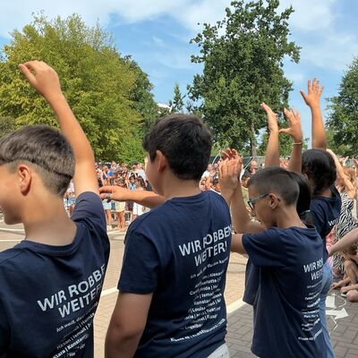 Bild vergr&ouml;&szlig;ern: alle Kinder singen das Schullied