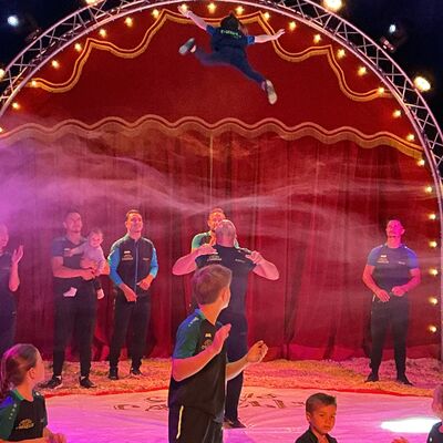 Bild vergr&ouml;&szlig;ern: Zirkus stellt sich vor Fotos: Dengel