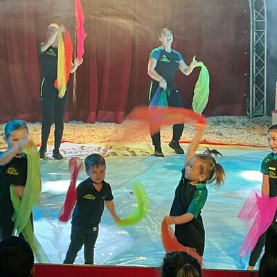 Bild vergr&ouml;&szlig;ern: Zirkus stellt sich vor Fotos: Dengel