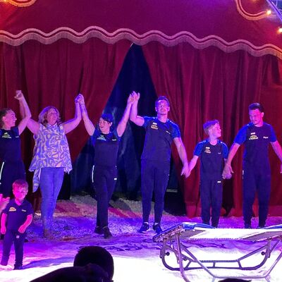 Bild vergr&ouml;&szlig;ern: Zirkus stellt sich vor Fotos: Dengel