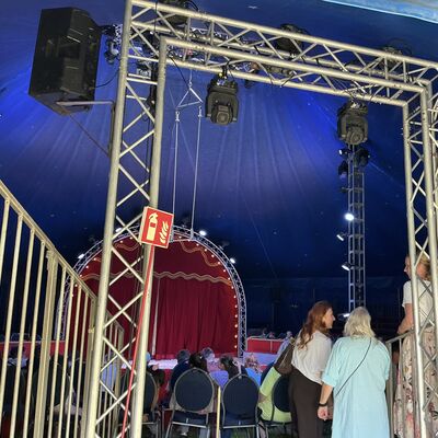 Bild vergr&ouml;&szlig;ern: Zirkus stellt sich vor Fotos: Dengel