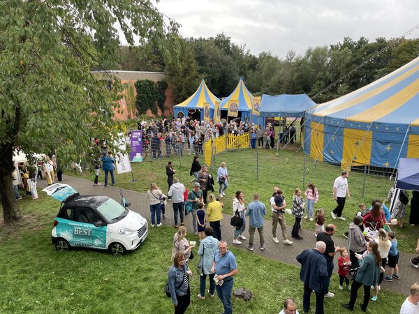 Aufführung B Klassen und Abbau Zelt, Fotos: Dengel