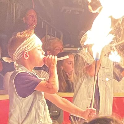 Bild vergr&ouml;&szlig;ern: Aufführung B Klassen und Abbau Zelt, Fotos: Dengel