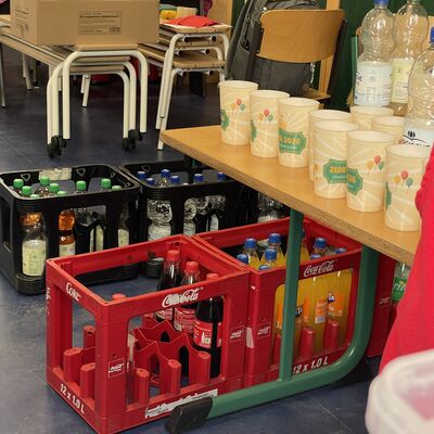 Bild vergr&ouml;&szlig;ern: Aufführung B Klassen und Abbau Zelt, Fotos: Dengel