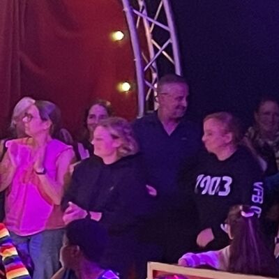 Bild vergr&ouml;&szlig;ern: Aufführung B Klassen und Abbau Zelt, Fotos: Dengel
