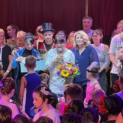 Bild vergr&ouml;&szlig;ern: Aufführung B Klassen und Abbau Zelt, Fotos: Dengel