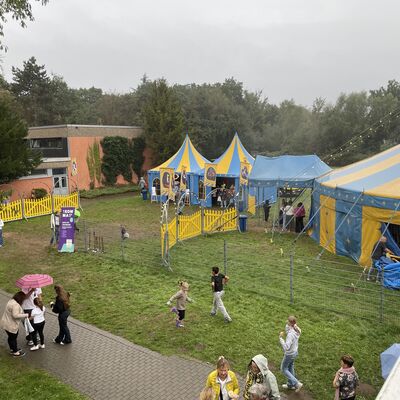 Bild vergr&ouml;&szlig;ern: Aufführung B Klassen und Abbau Zelt, Fotos: Dengel