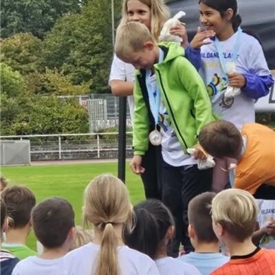 Bild vergr&ouml;&szlig;ern: Plakat mit Kindern  die Laufen_DENGEL