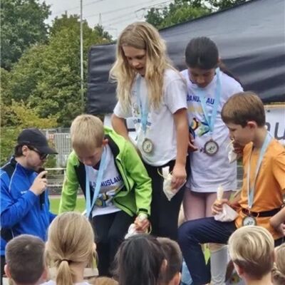 Bild vergr&ouml;&szlig;ern: Kinder feuern an_DENGEL