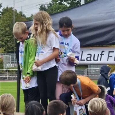 Bild vergr&ouml;&szlig;ern: Kinder steigen vom Podest_DENGEL
