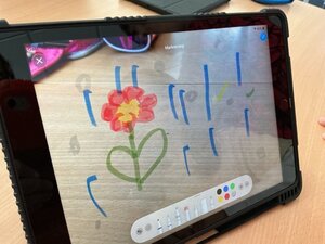 Bild vergr&ouml;&szlig;ern: Fotoübermalungen_Ergebnisse Klasse 2_DENGEL