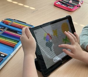 Bild vergr&ouml;&szlig;ern: Fotoübermalungen_Ergebnisse Klasse 2_DENGEL