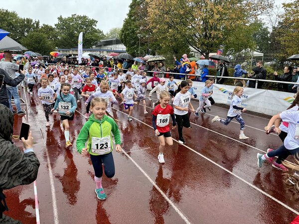 Bild vergr&ouml;&szlig;ern: Hildanuslauf 2026-Startschuss bei