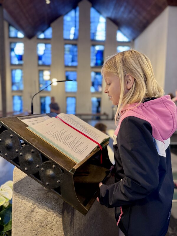 Bild vergr&ouml;&szlig;ern: Kirchenraumerkundung - Kinder lesen vom Ambo aus der Bibel