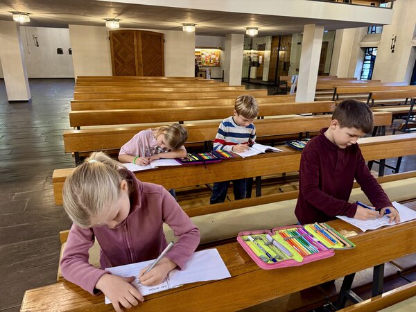Bild vergr&ouml;&szlig;ern: Kirchenraumerkundung - Kinder schreiben ihre Entdeckungen auf