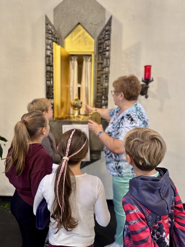 Bild vergr&ouml;&szlig;ern: Kirchenraumerkundung - Kinder bekommen das Tabernakel erklärt