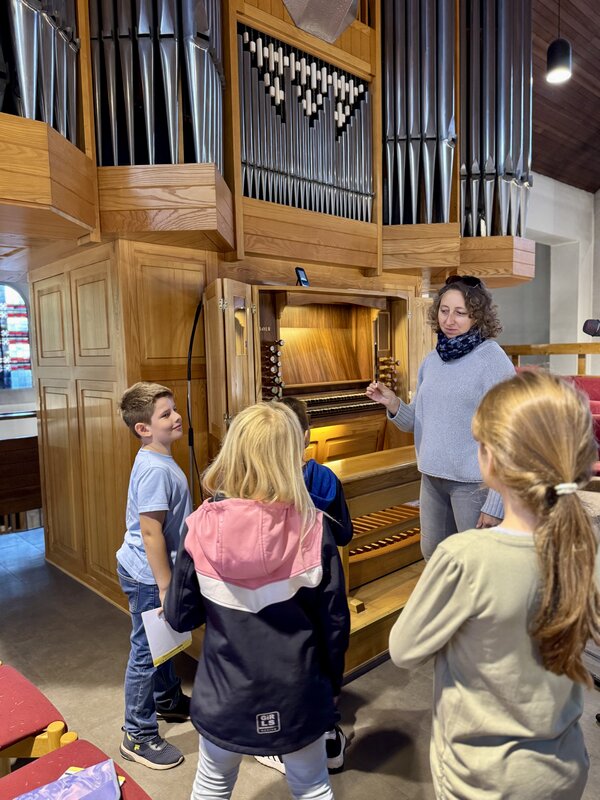 Bild vergr&ouml;&szlig;ern: Kirchenraumerkundung - Kinder entdecken die Orgel