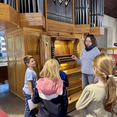 Kirchenraumerkundung - Kinder entdecken die Orgel