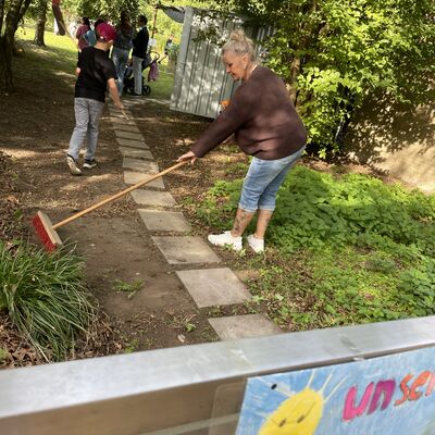 Bild vergr&ouml;&szlig;ern: Grünes Klassenzimmer mit Speilangeboten_Dengel