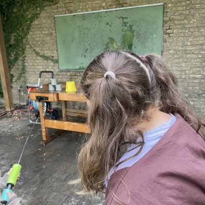 Bild vergr&ouml;&szlig;ern: Grünes Klassenzimmer mit Speilangeboten_Dengel