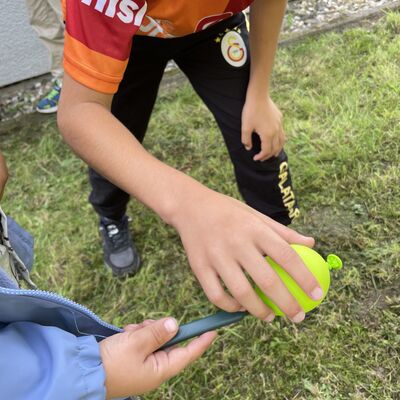 Bild vergr&ouml;&szlig;ern: Grünes Klassenzimmer mit Spielangeboten_Dengel
