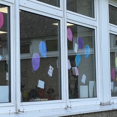 Bild vergr&ouml;&szlig;ern: dekorierte Flure und Fenster_Dengel