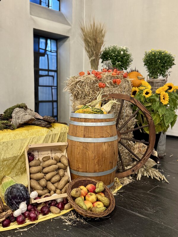 Bild vergr&ouml;&szlig;ern: Herbstliche Dekoration in der Kirche im Rahmen des Erntedanks