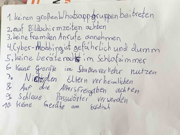 Die Kinder der 4ten Klassen sammelten im Workshop Regeln für die digitale Welt. Hier sind sie aufgelistet.
